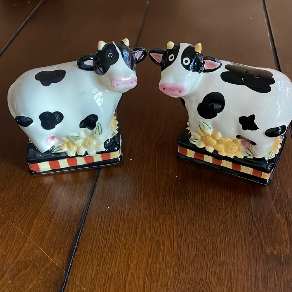 Country cow salt & pepper shaker​
